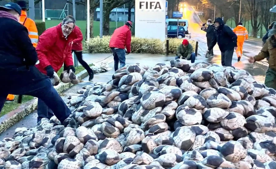 FIFA protests at dawn 6500 sandballs against bloody games in Qatar