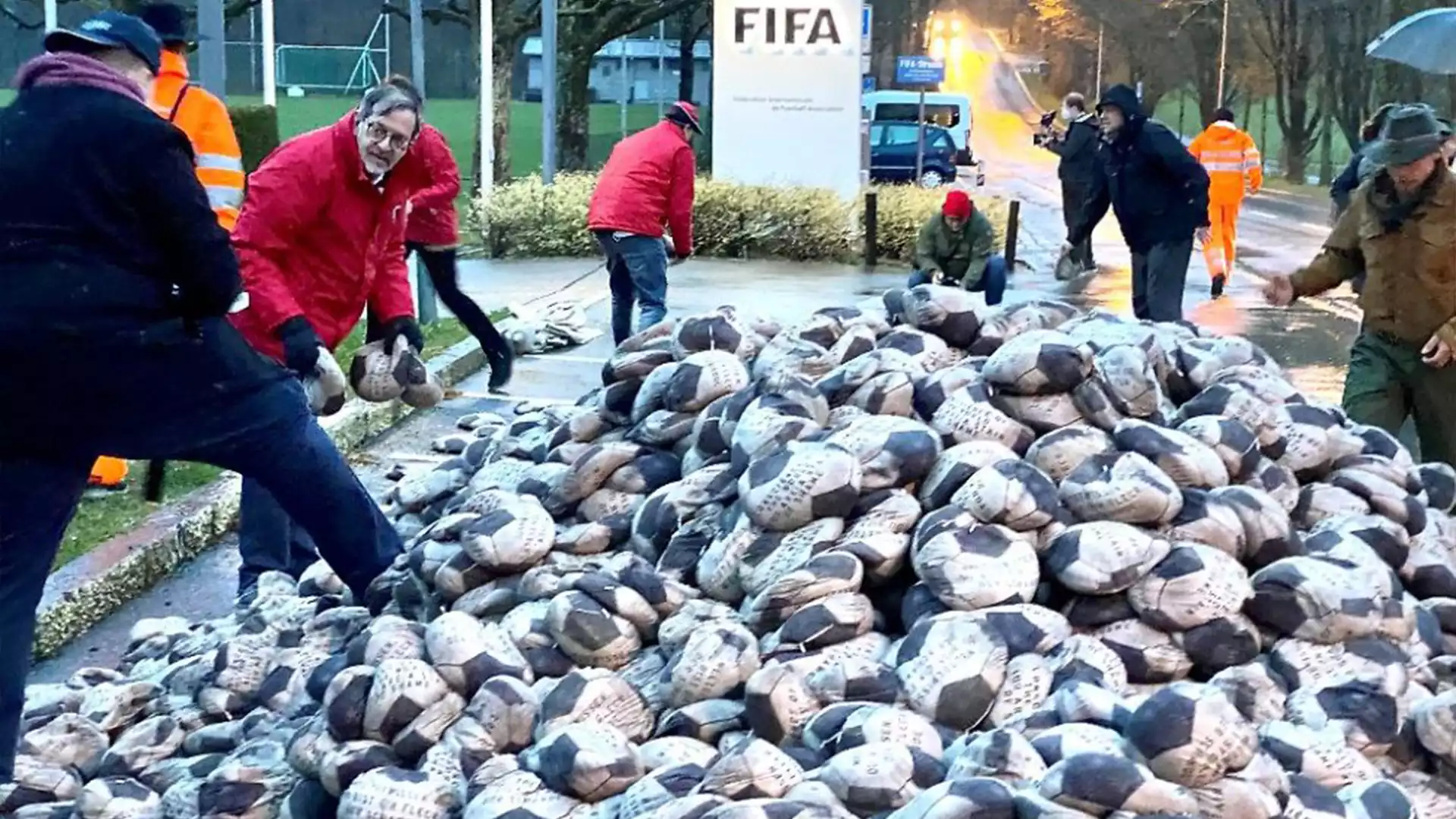 FIFA protests at dawn 6500 sandballs against bloody games in Qatar