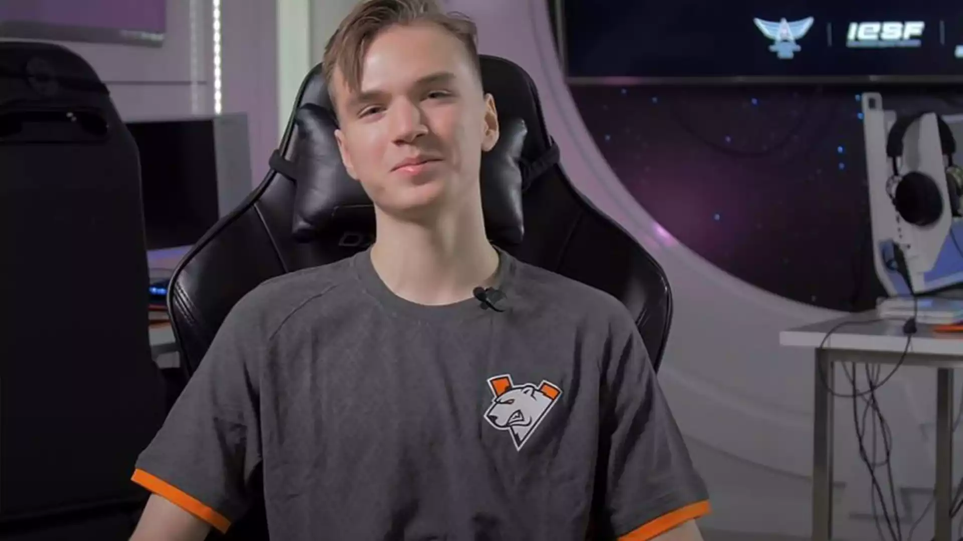 18-year-old pro draws a Z in DOTA 2 Valve disqualifies his team