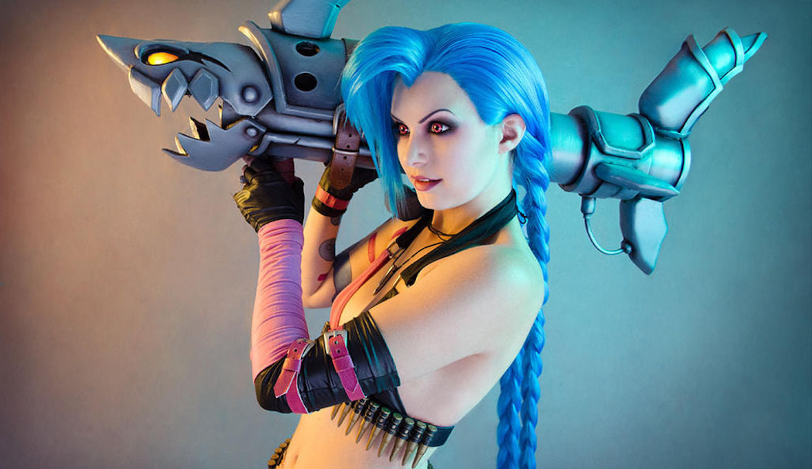 Cosplay of Jinx from Arcane and LoL is an absolute blast! - #eSportsNews #eSports #LOL