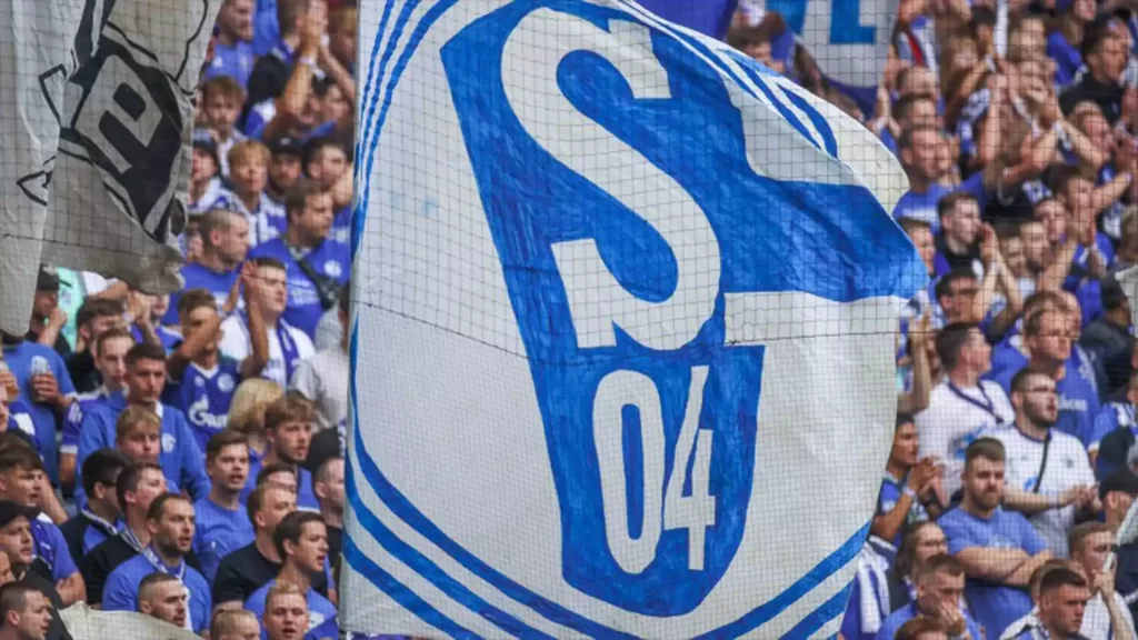 FC Schalke 04 kicks eSportsman out - because he is completely derailed